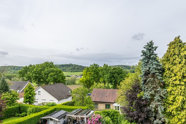 Foto - Te koop: Een ruime twee-onder-een kapwoning met inpandige garage, groot souterrain en goed formaat tuin gelegen op het Zuidwesten op een prima locatie in Wijlre.